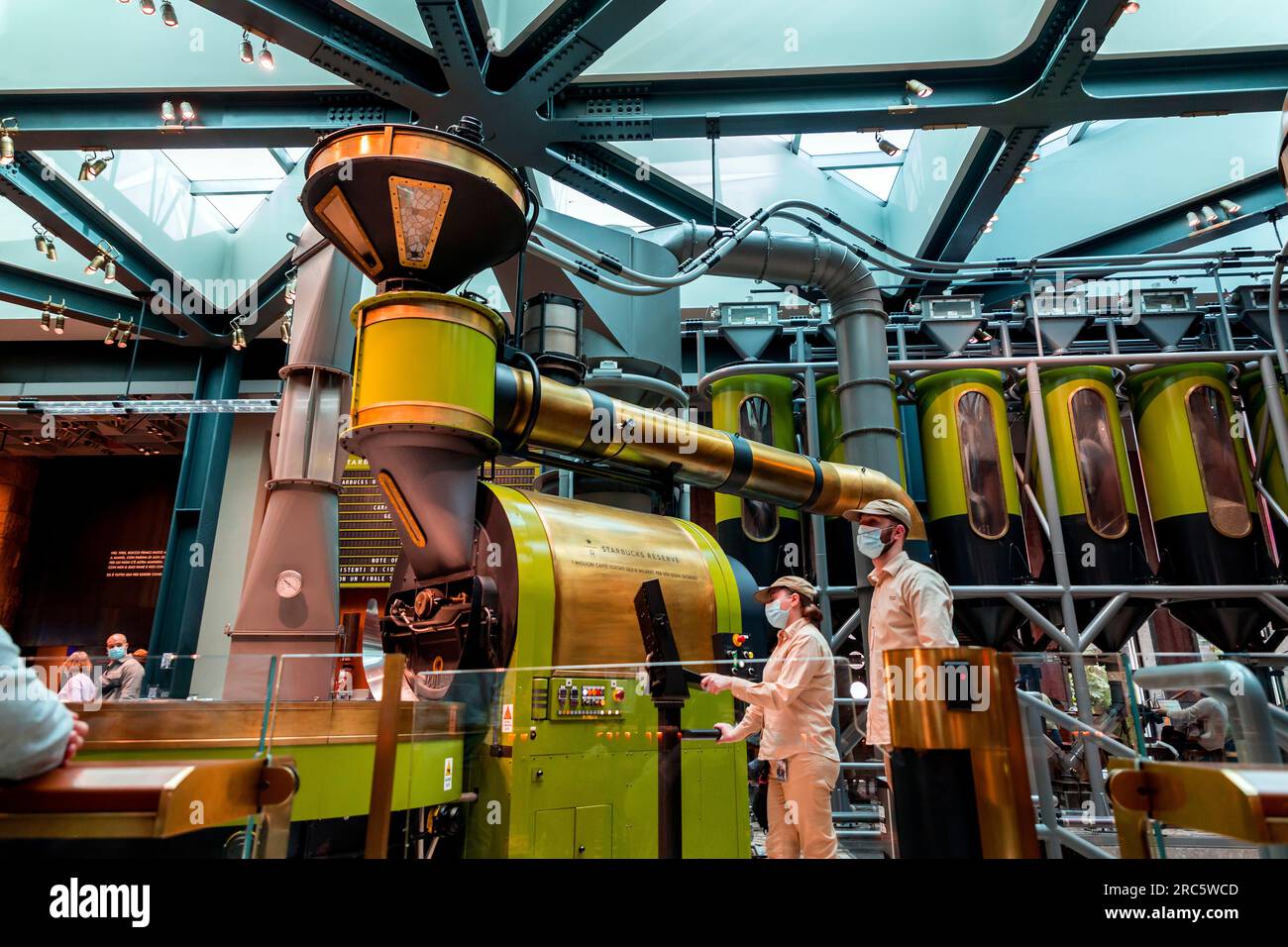 Milano, Italia - 29 marzo 2022: Interni della Starbucks Reserve a Milano. La torrefazione si trova nel Palazzo Broggi, ex stock ex della città Foto Stock