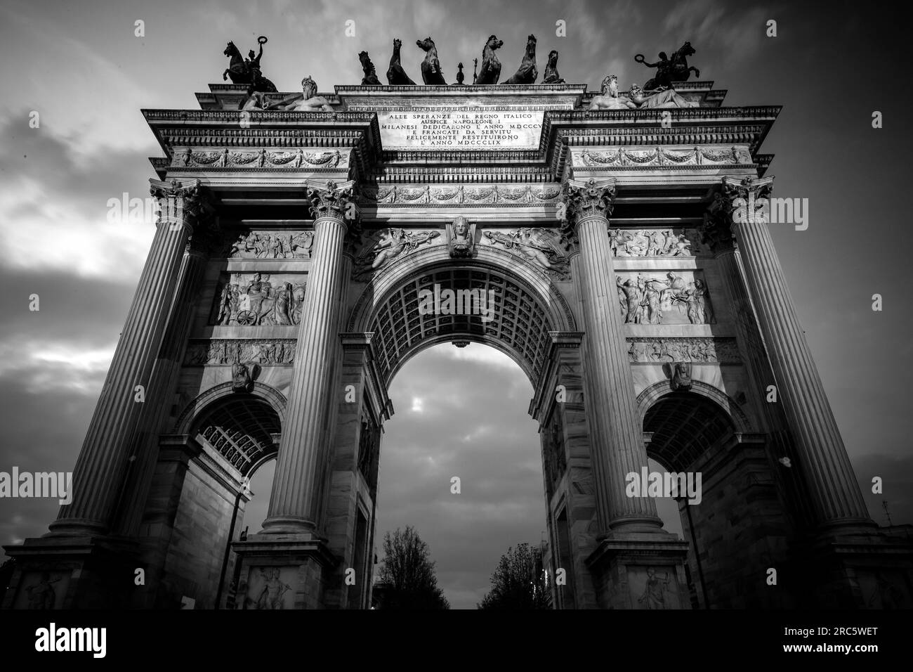 Milano, Italia - 1 aprile 2022: Porta Sempione è una porta della città di Milano. La porta è segnata da un arco trionfale simbolo chiamato Arco della Pace, l'Arco di Foto Stock