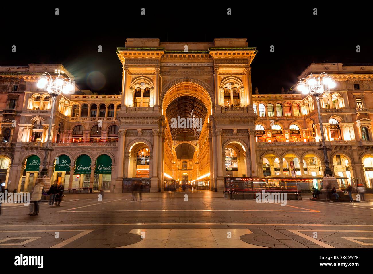 Milano, Italia - 1 aprile 2022: La Galleria Vittorio Emanuele II è la più antica galleria commerciale attiva d'Italia e un importante punto di riferimento di Milano. Prende il nome da t Foto Stock