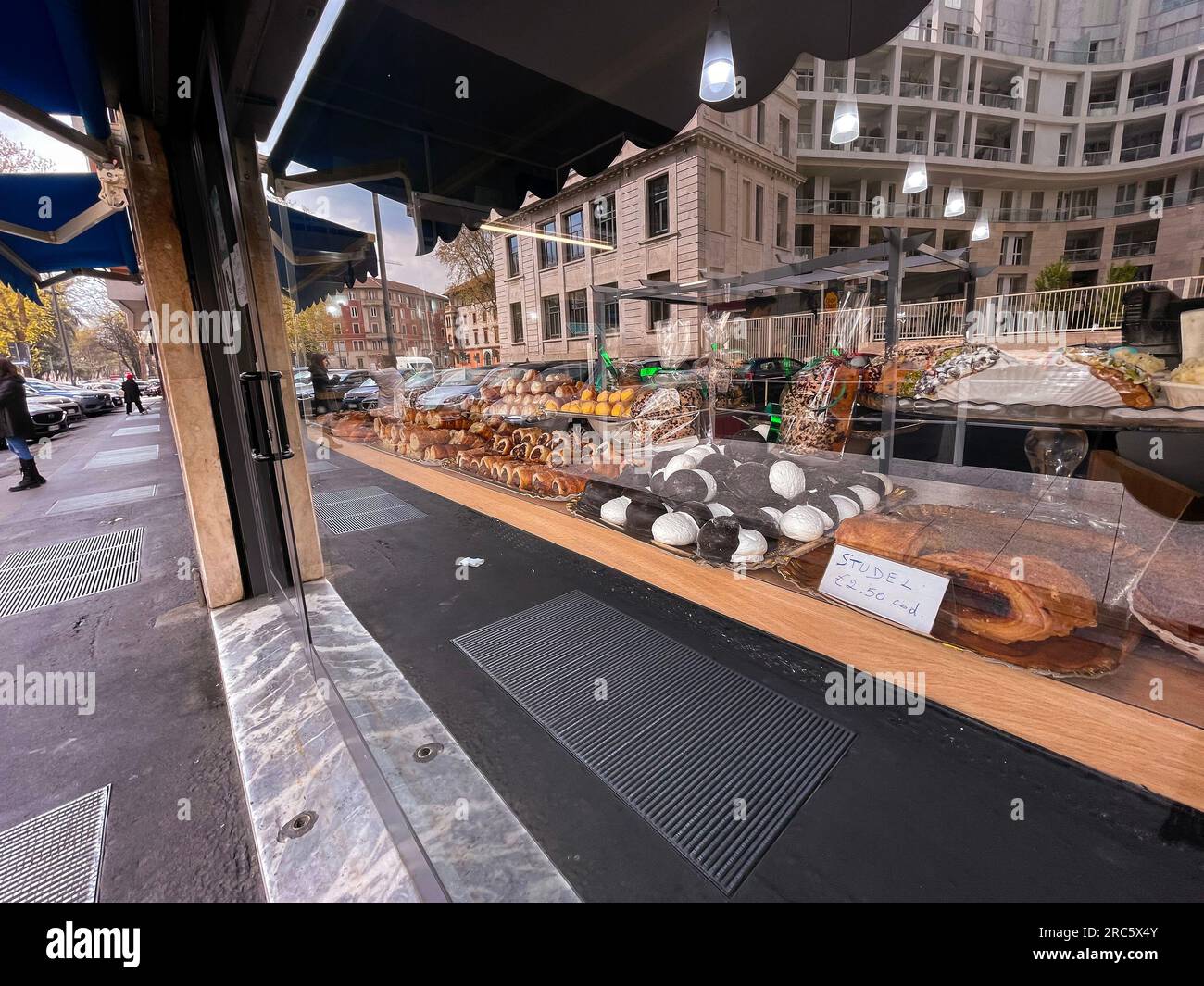 Milano, Italia - 31 marzo 2022: Panetteria tradizionale italiana e spuntini esposti in una vetrina di un caffè a Milano, Italia. Foto Stock