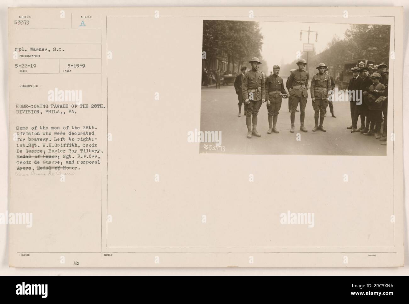 L'immagine mostra una parata di ritorno a casa della 28th Division a Philadelphia, Pennsylvania. Presenta diversi soldati decorati che sono stati riconosciuti per il loro coraggio durante la prima guerra mondiale. Da sinistra a destra, sono: 1° Sgt. W.H. Griffith con la Croix de Guerre, Bugler Ray Tilbury con la Medal of Honor, Sgt. R.F. Orr con la Croix de Guerre e il caporale Ayers con la Medal of Honor. Questa foto è stata scattata il 22 maggio 1919. La descrizione dell'immagine è contrassegnata come SUBIECT 53373 cpl. Warner, S.C.. Foto Stock