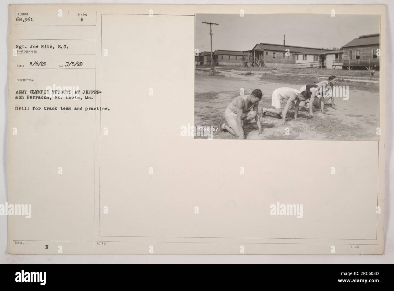 I soldati che partecipano a esercitazioni su pista e campo e si esercitano durante i provini olimpici dell'esercito a Jefferson Barracks a St. Louis, Missouri. La foto è stata scattata il 5 luglio 1920 dal sergente Joe Hitz e classificata come parte dei registri ufficiali dell'esercito. Foto Stock