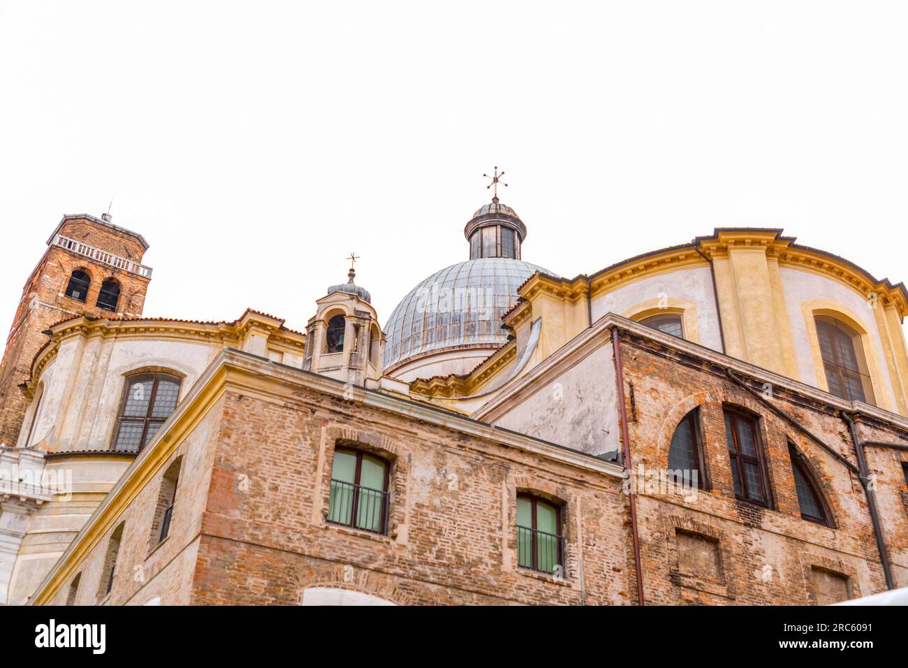 Chiesa di San Geremia a Venezia, situata nel sestiere di Cannaregio. L'abside della chiesa si affaccia sul Canal grande, tra Palazzo Labia e il P Foto Stock
