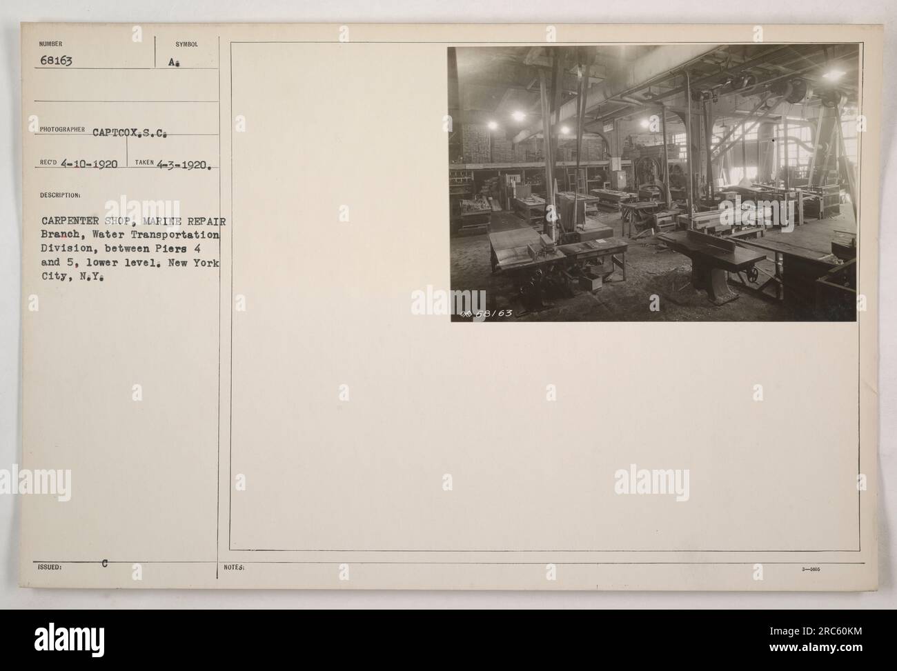 Carpenter Shop presso la Marine Repair Branch della Water Transportation Division, situata tra i moli 4 e 5 al piano inferiore di New York City. La foto è stata scattata il 3 aprile 1920 e il codice descrittivo indica che è stata designata come un'immagine importante nella collezione. Foto Stock