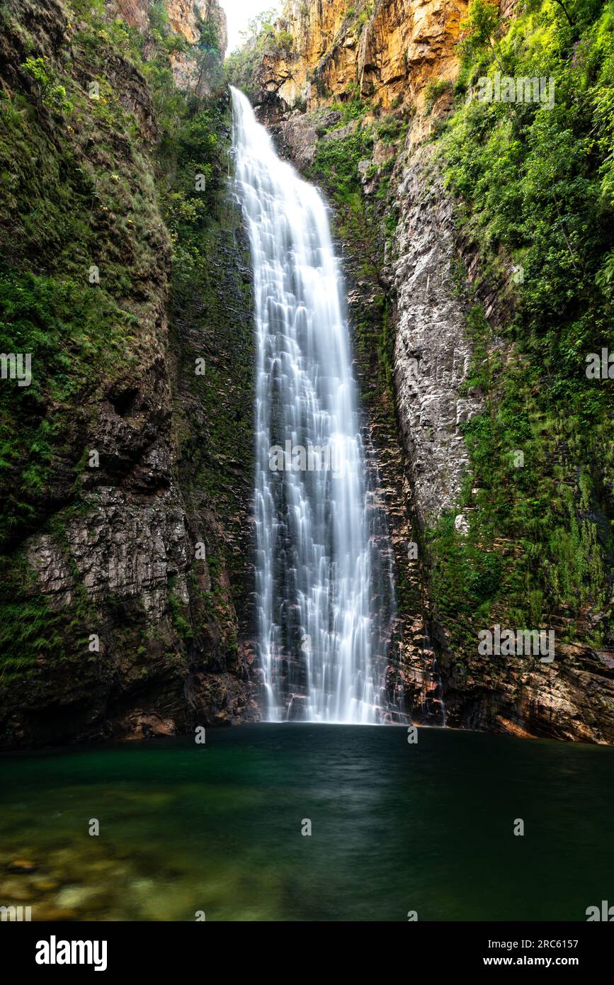 Paesaggio della grande e bella cascata di cerrado nella natura, Chapada dos Veadeiros, Goias, Brasile. Foto Stock