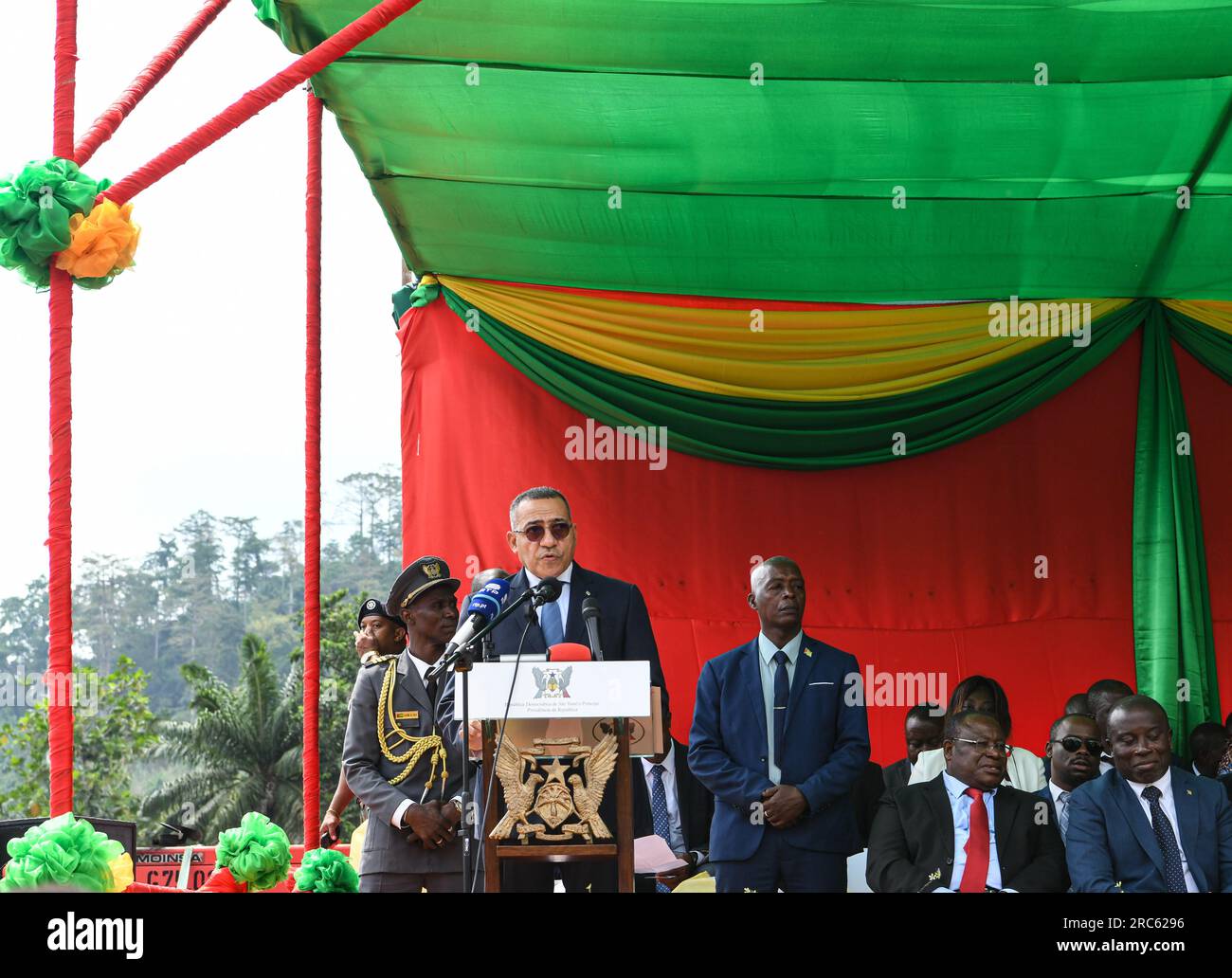 Guadalupe, Sao Tome e Principe. 12 luglio 2023. Il Presidente di Sao Tome e il Principe Carlos Vila Nova (sul podio) tengono un discorso durante le celebrazioni del giorno dell'indipendenza a Guadalupe, isola di Sao Tome, Sao Tome e Principe, il 12 luglio 2023. Sao Tome e Principe hanno celebrato qui mercoledì il 48° anniversario della sua indipendenza. Credito: Han Xu/Xinhua/Alamy Live News Foto Stock