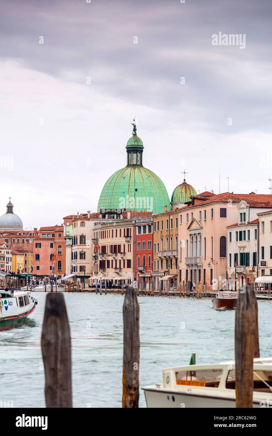 Venezia - 2 aprile 2022: San Simeone piccolo, detto anche San Simeone e Giuda, è una chiesa nel sestiere di Santa Croce a Venezia, Veneto, Ital Foto Stock