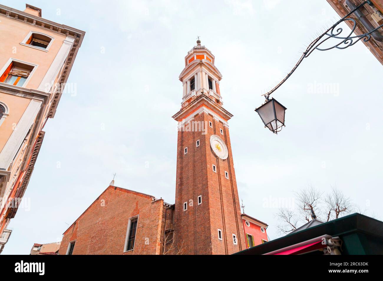 Orologio e campanile della Chiesa dei Santi Apostoli di Cristo, Chiesa dei Santi Apostoli di Cristo nel sestiere di Cannaregio di Venezia. Foto Stock