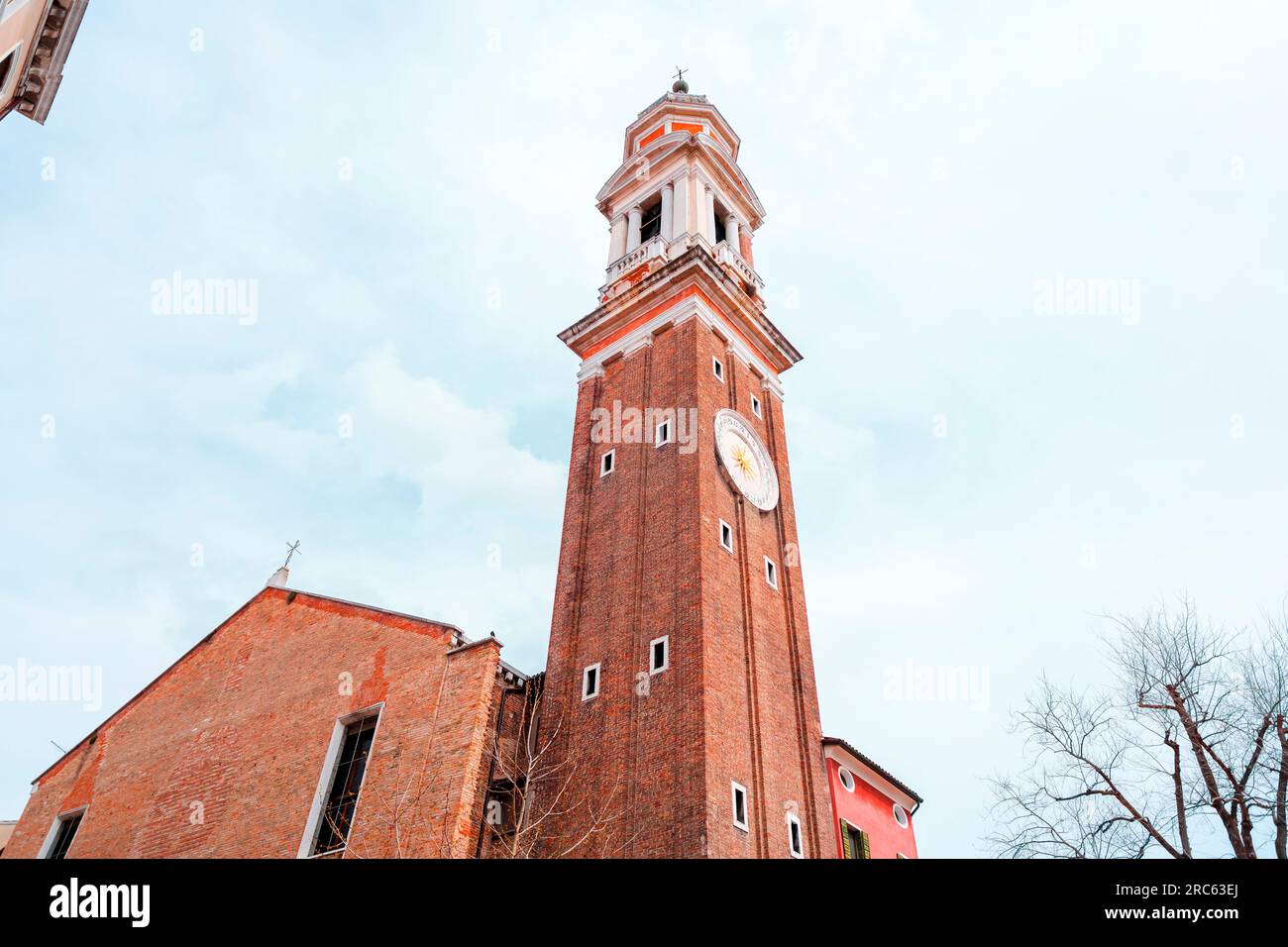 Orologio e campanile della Chiesa dei Santi Apostoli di Cristo, Chiesa dei Santi Apostoli di Cristo nel sestiere di Cannaregio di Venezia. Foto Stock