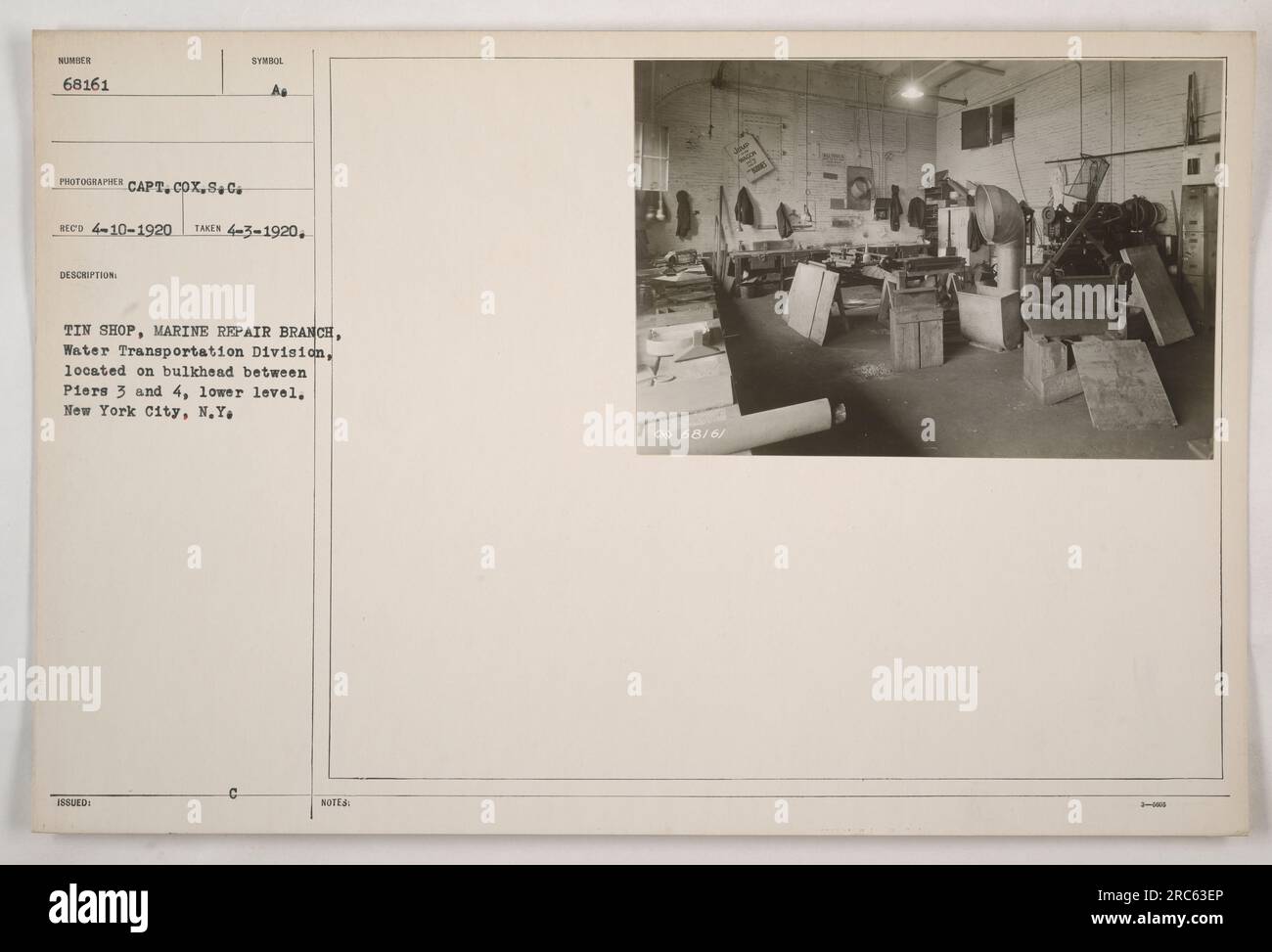 Negozio di stagno presso la Marine Repair Branch, Water Transportation Division, situato sulla paratia tra i moli 3 e 4, piano inferiore a New York City. La foto è stata scattata il 3 aprile 1920, ed è stata catturata dal capitano S.C. Cox. Il numero di riferimento per questa immagine è 68161. Foto Stock