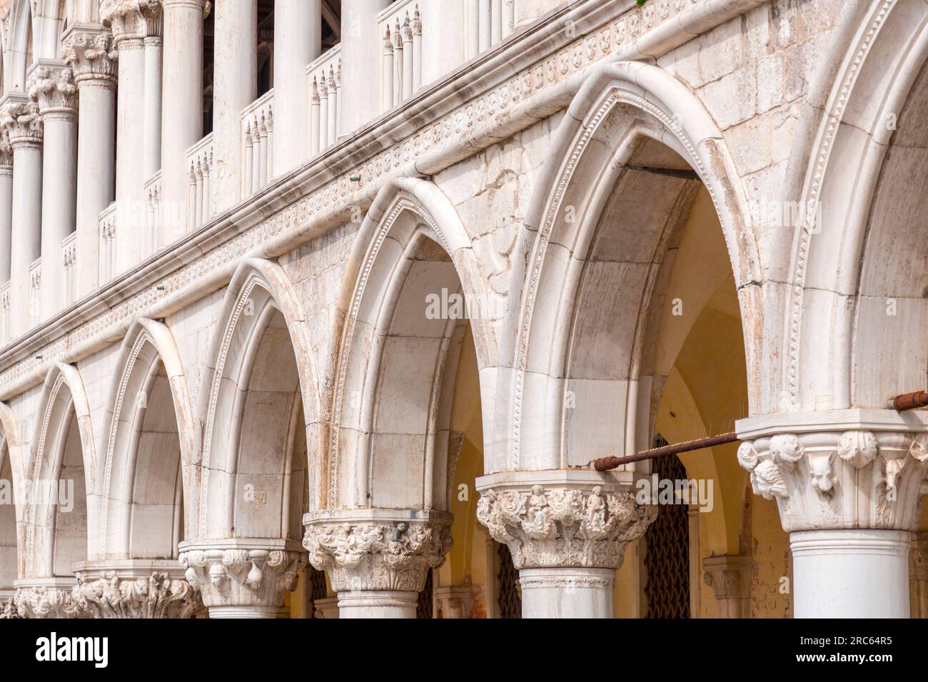 Vista esterna di Palazzo Ducale, uno dei punti di riferimento più significativi di Venezia, situato a San Marco Sqaure. Foto Stock