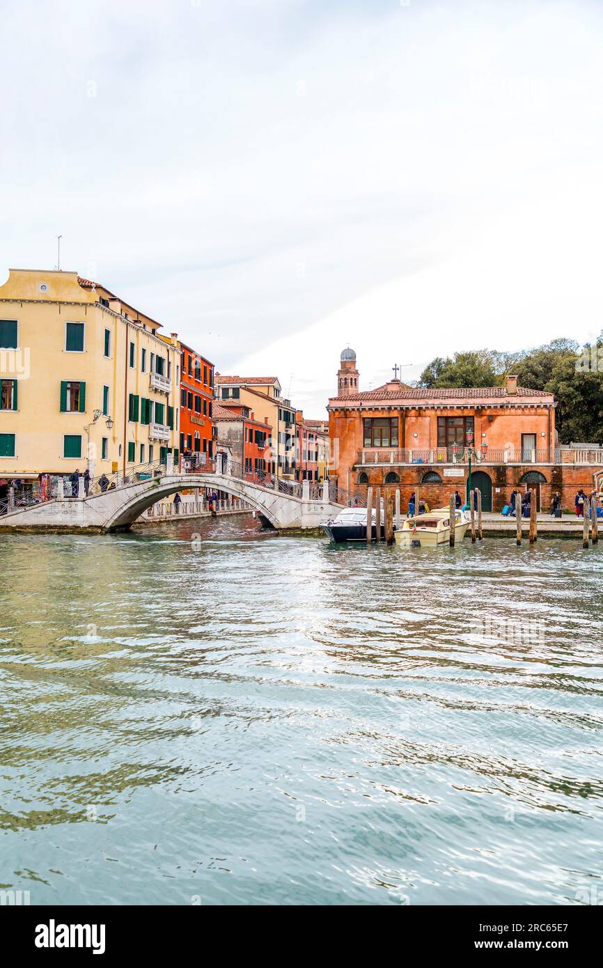 Venezia, Italia - 2 aprile 2022: Splendidi canali e tradizionali edifici veneziani a Venezia, Veneto, Italia nord-orientale. Foto Stock