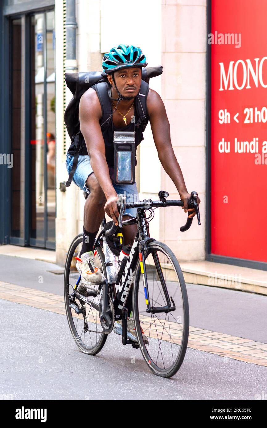 Uomo africano francese in bicicletta attraverso il centro della città su Look 785 Huez bici con telaio in fibra di carbonio - Tours, Indre-et-Loire (37), Francia. Foto Stock