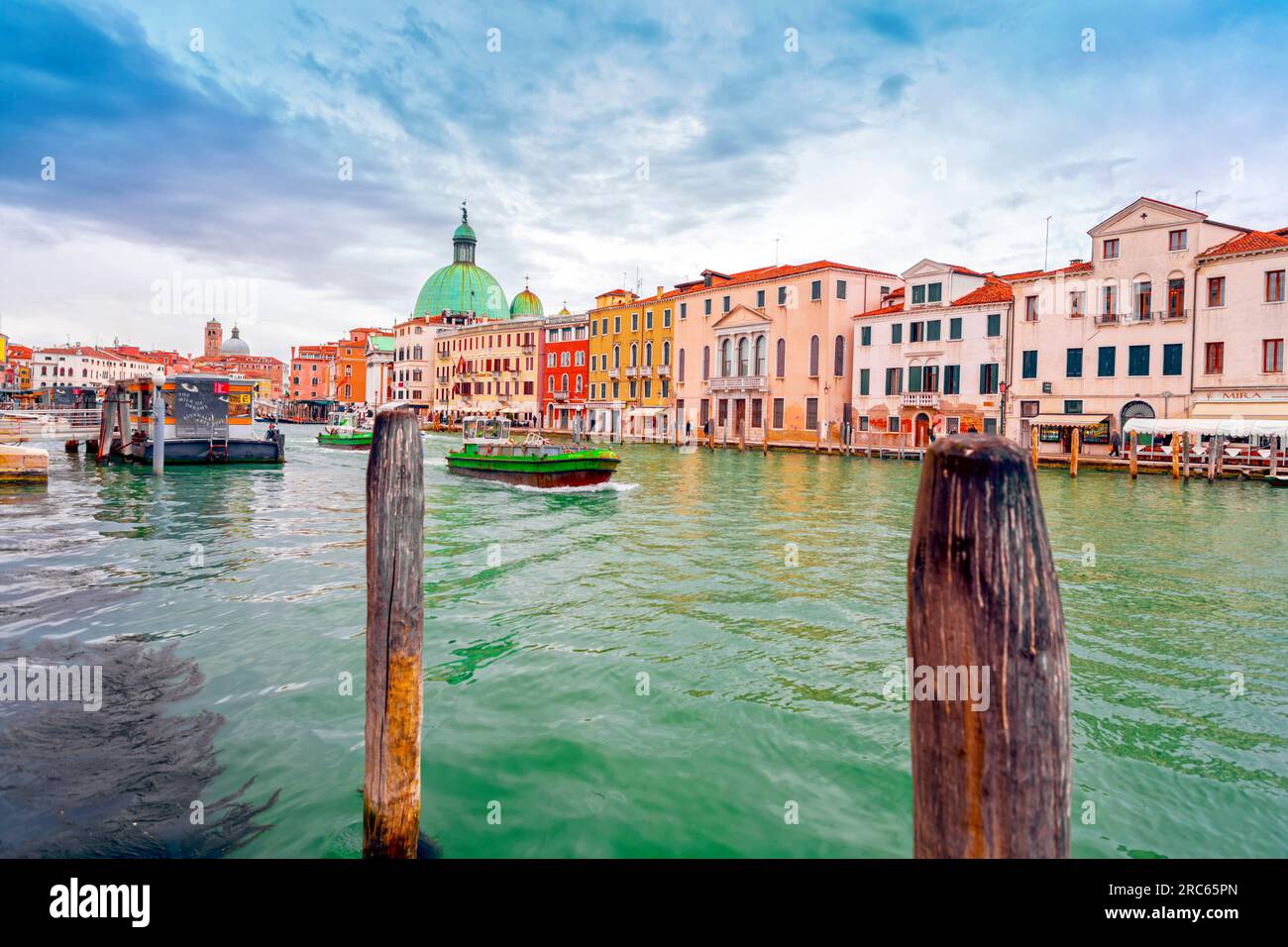 Venezia, Italia - 2 aprile 2022: Splendidi canali e tradizionali edifici veneziani a Venezia, Veneto, Italia nord-orientale. Foto Stock