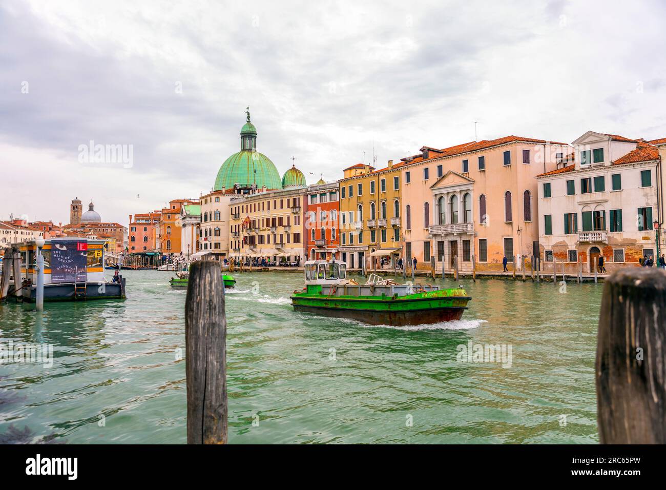 Venezia, Italia - 2 aprile 2022: Splendidi canali e tradizionali edifici veneziani a Venezia, Veneto, Italia nord-orientale. Foto Stock