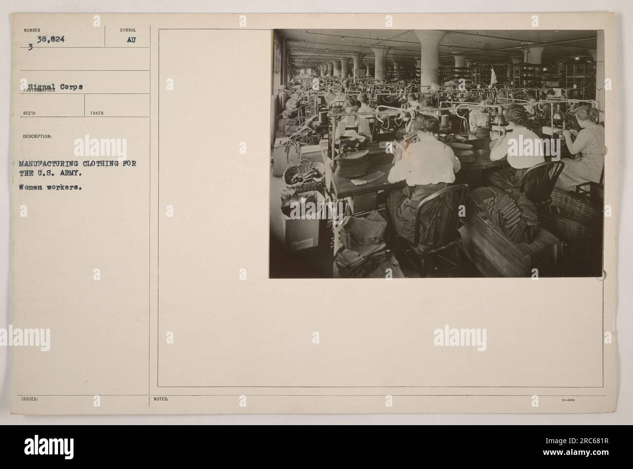 Donne che fabbricano abbigliamento per gli Stati Uniti Esercito durante la prima guerra mondiale. Immagine scattata dal fotografo dei Signal Corps Sunder. Immagine numero 111-SC-38824. Foto Stock