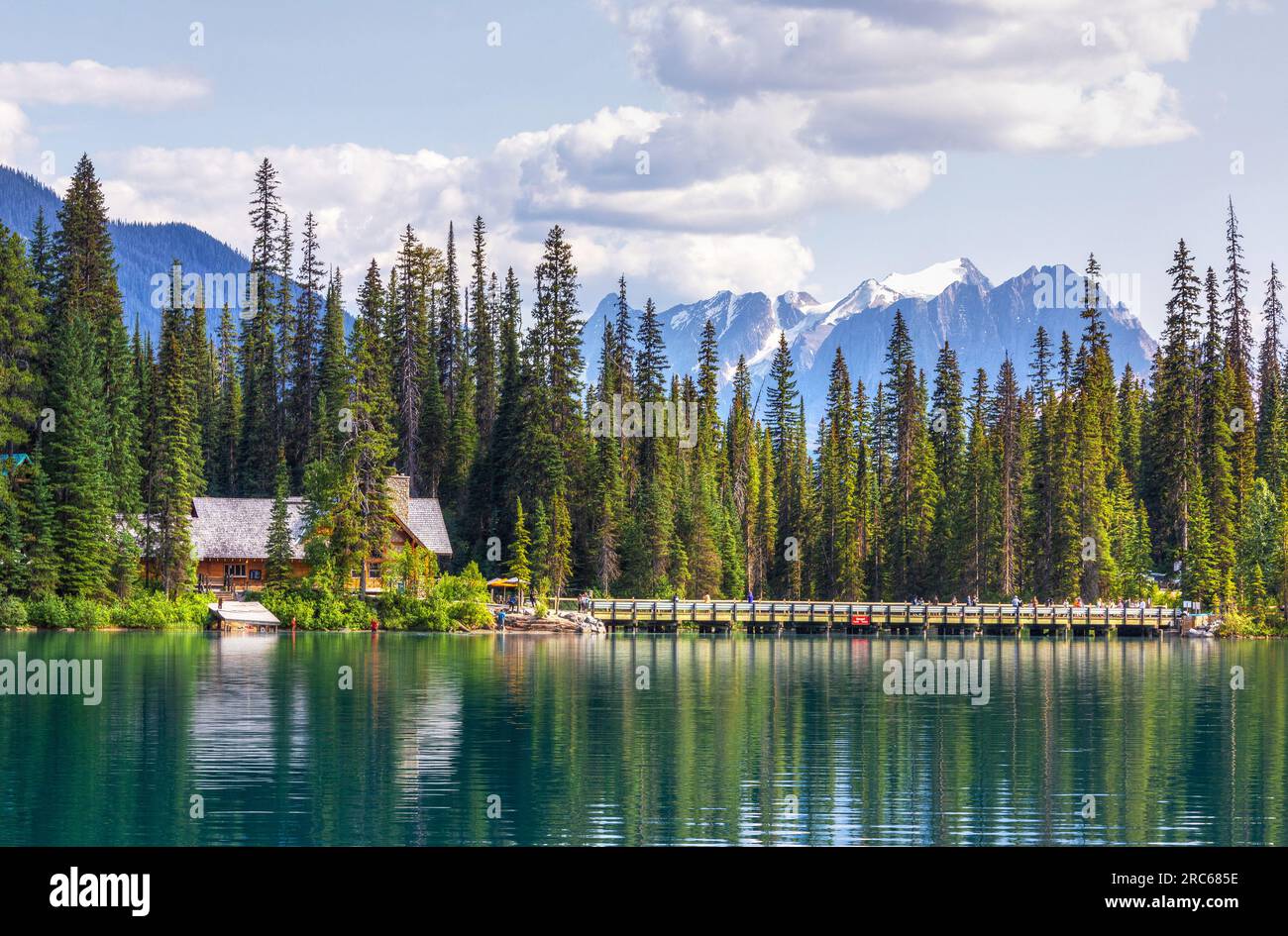 Lago di smeraldo nelle Montagne Rocciose canadesi del Parco Nazionale di Yoho, British Columbia, Canada. Folla non identificabile sul ponte che conduce al Lodge. Foto Stock