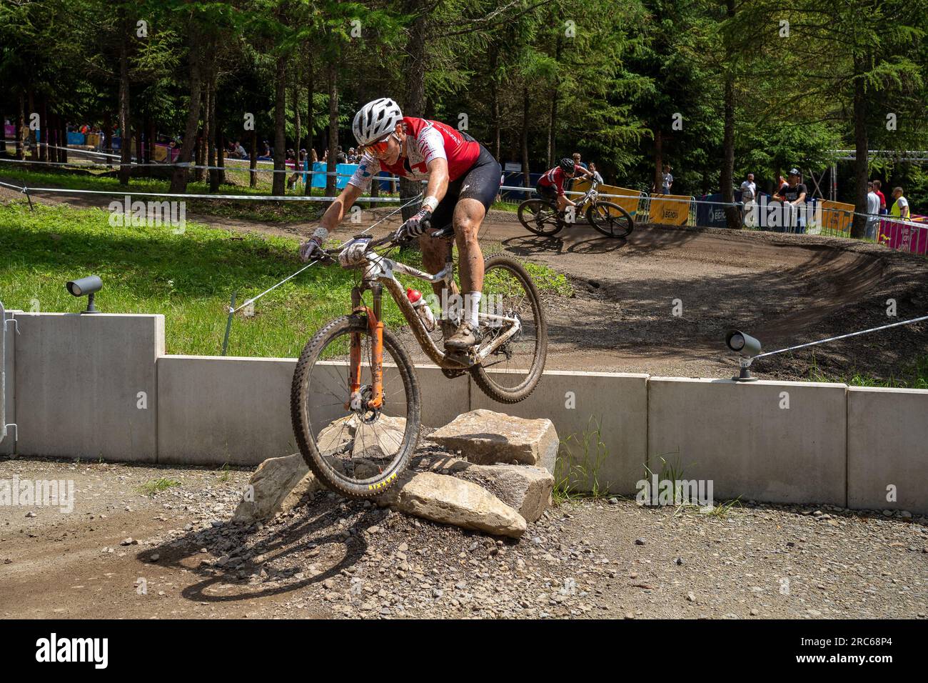 Linda Indergand salta su rocce dopo un veloce turno - 2023 UEC MTB Elite European Championships - European Games - Cracovia/Kraków - Krynica-Zdrój Foto Stock