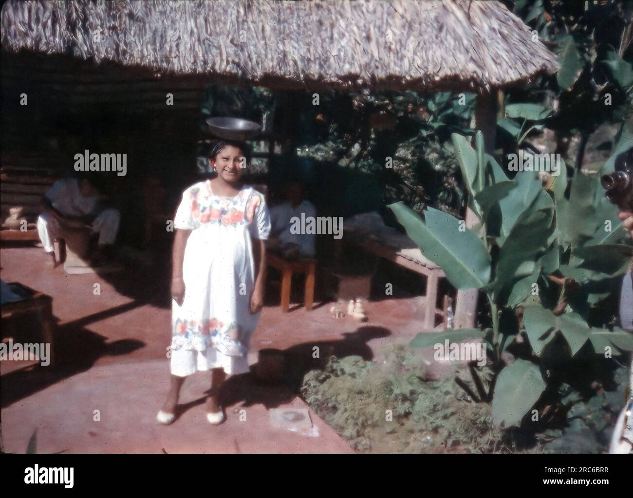 Anni '1950 - Costa Rica, donna in piedi davanti a casa, scansione vintage di pellicole per vetrini Minox da 8 mm Foto Stock