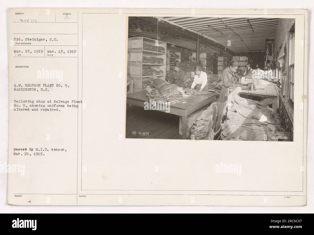 Didascalia: 'CPL. Steiniger, S.C., è stato visto in un negozio di sartoria a Salvage Plant No. 9, Washington, D.C., il 13 marzo 1919. Il negozio è attivamente coinvolto nell'alterazione e nella riparazione delle uniformi per il personale militare. Questa fotografia, scattata da un fotografo ufficiale degli Stati Uniti, è stata autorizzata per la pubblicazione da parte del M.I.D. Censor il 21 marzo 1919." Foto Stock
