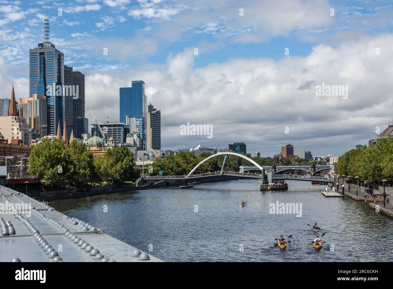 Gente che canta sul fiume Yarra Foto Stock