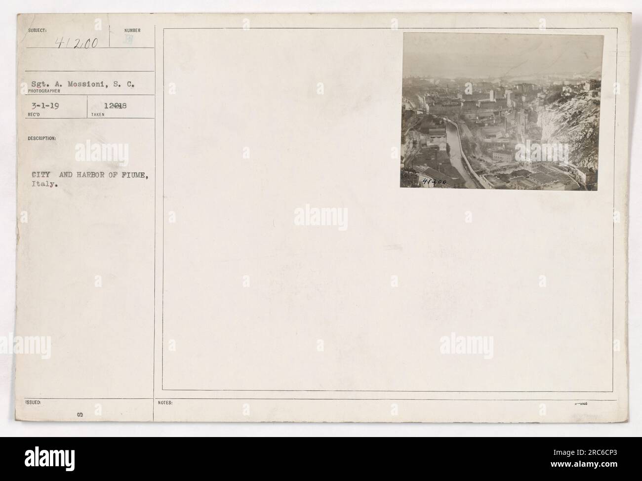 Il Sgt. A. mosse del Signal Corps scattò questa foto il 1 marzo 1919. Raffigura la città e il porto di fiume in Italia. L'immagine mostra il paesaggio urbano e le attività marittime nel porto. Foto Stock