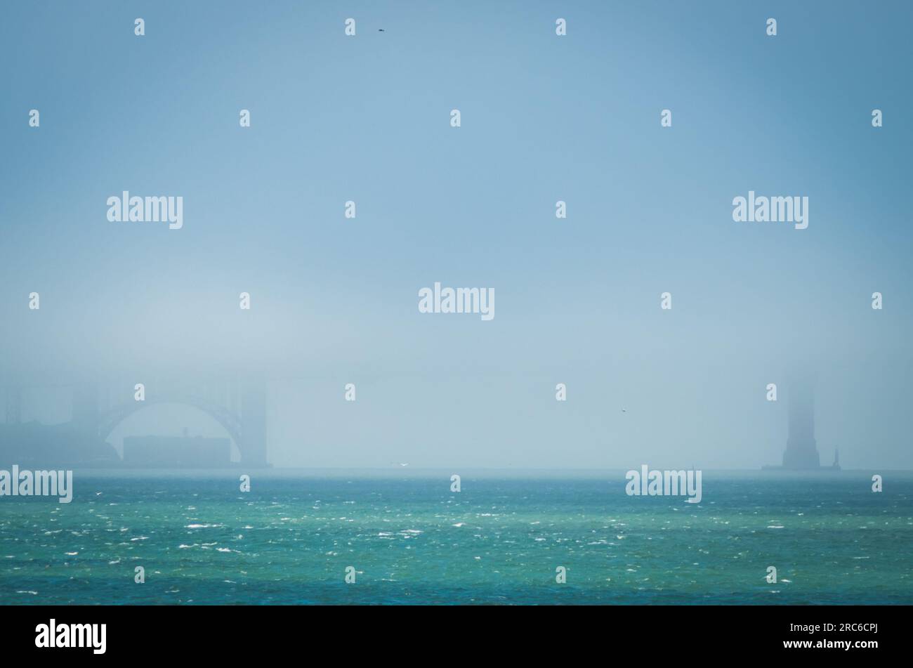 Il Golden Gate Bridge scompare nella nebbia di San Francisco, California Foto Stock