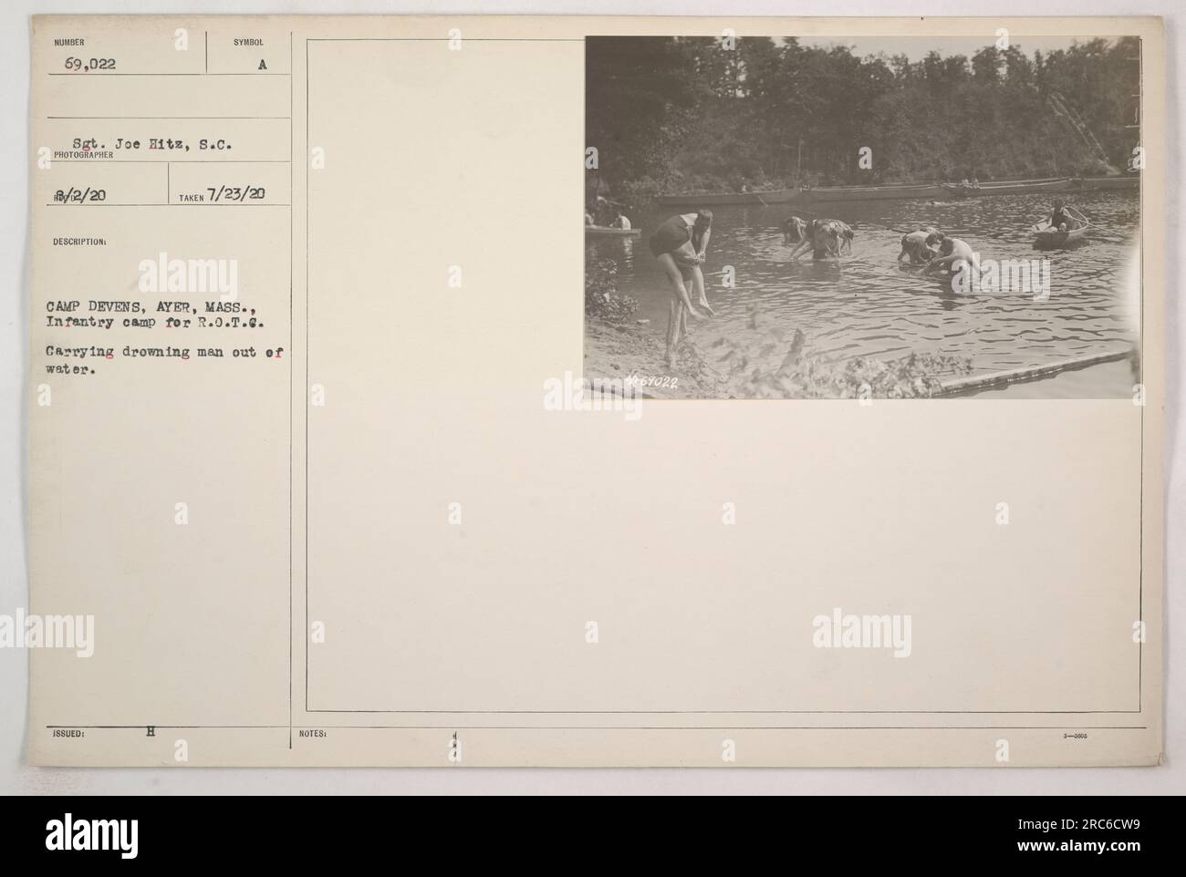 Soldato che salva un uomo annegato durante l'addestramento a Camp Devens, Ayer, Massachusetts. La foto, scattata dal sergente Joe Hits il 12 agosto 1920, è contrassegnata con il numero 69.022. Il simbolo della descrizione indica che è stato emesso il 23 luglio 1920. Camp Devens era un campo di fanteria per il Reserve Officers' Training Corps (R.O.T.C.). Foto Stock