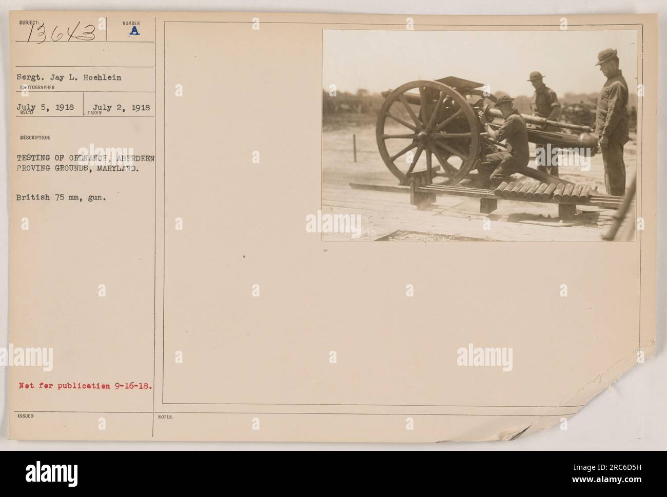 Il sergente Jay L. Hoehlein partecipa a un test di ordigni ad Aberdeen Proving Grounds, Maryland, il 2 luglio 1918. La fotografia mostra una pistola inglese da 75 mm. Questa immagine è stata pubblicata il 16 settembre 1918 con la nota "non per la pubblicazione". Foto Stock