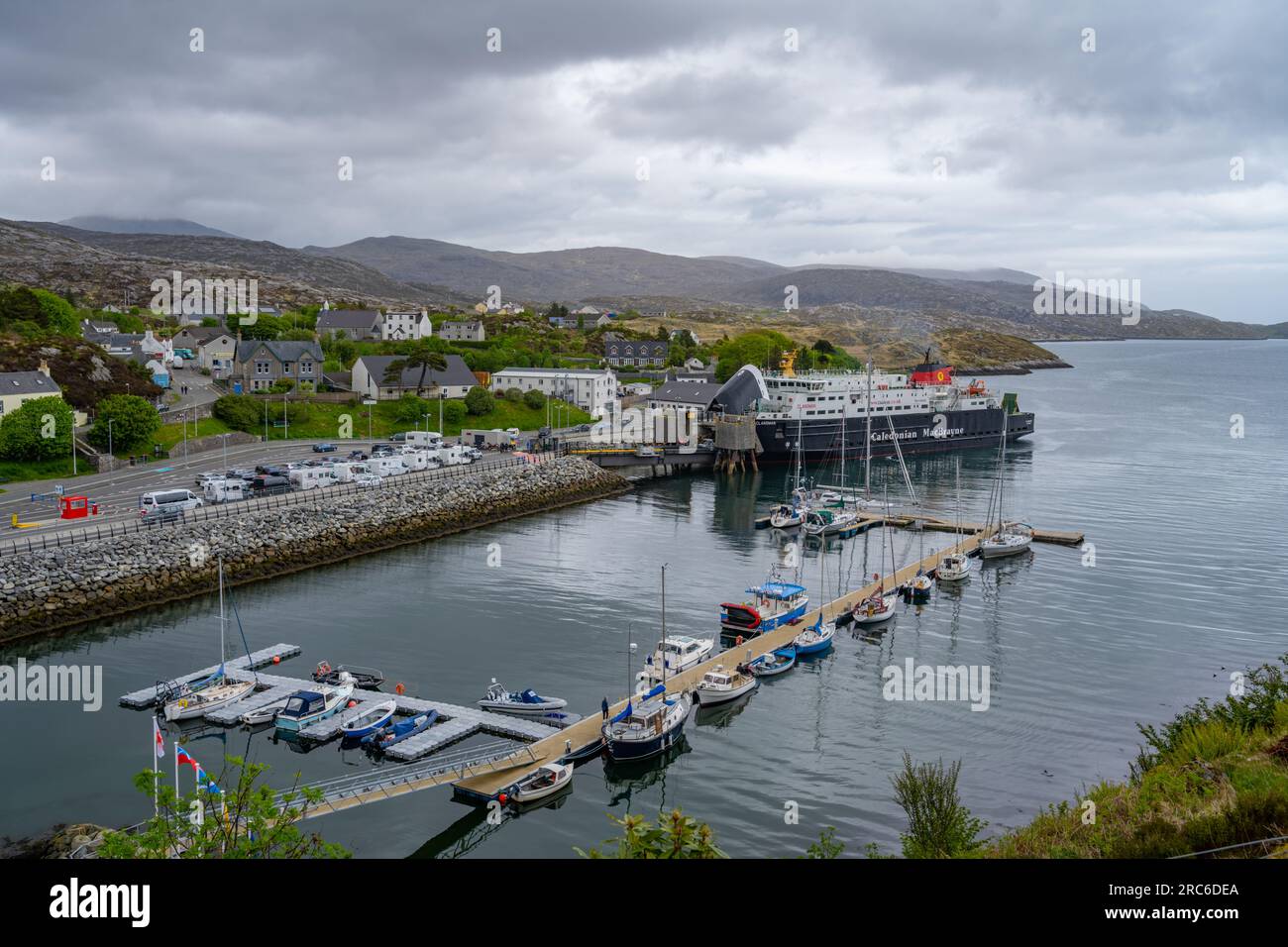 Il traghetto CalMac Clansman nel porto di Tarbert, l'isola di Harris Foto Stock