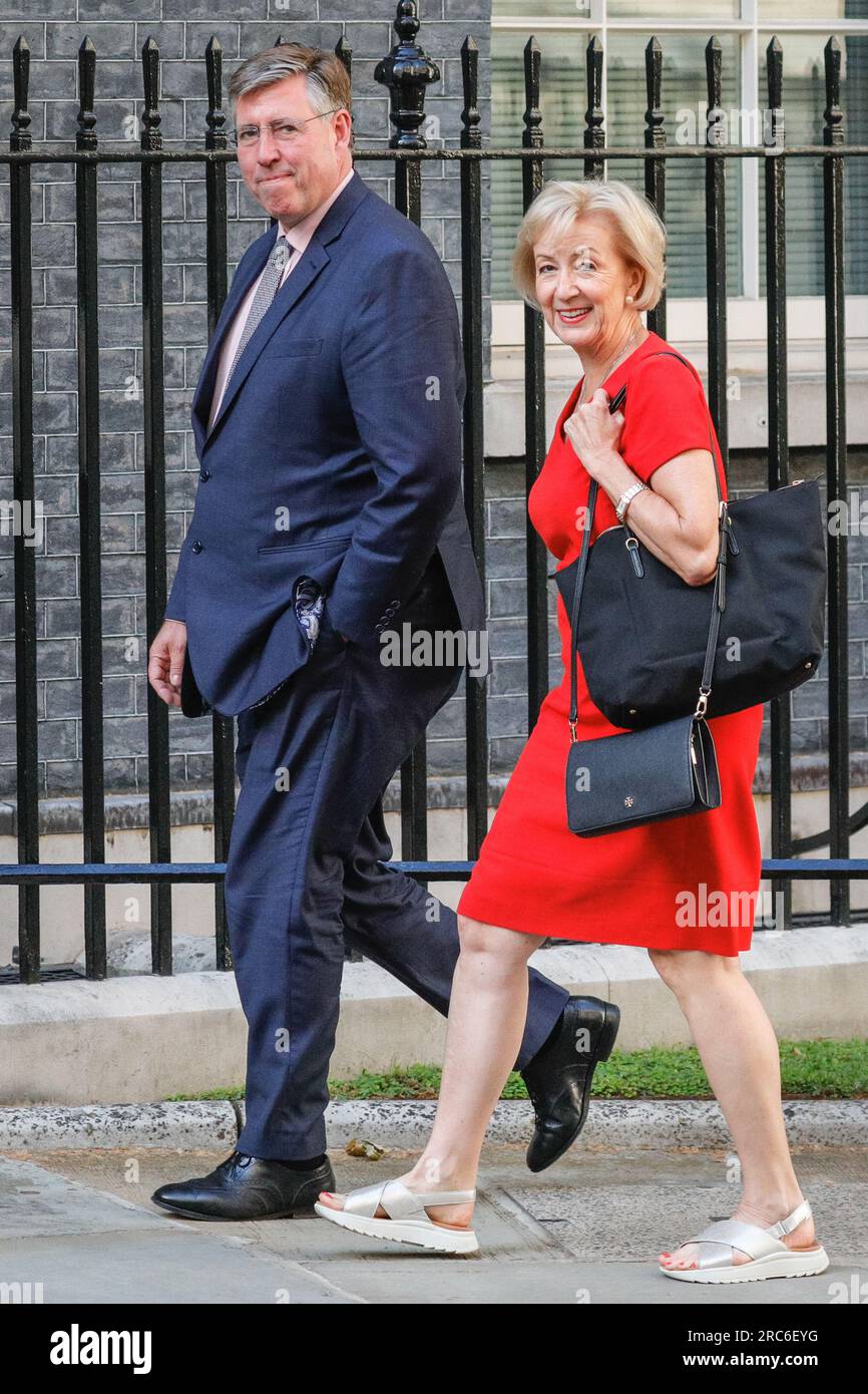 Londra, Regno Unito. 12 luglio 2023. Sir Graham Brady (presidente della commissione 1922), Andrea Leadsome, e Segretario di Stato per la cultura, i media e lo sport Lucy Frazer. I membri del gabinetto, i ministri e i deputati del Partito Conservatore arrivano a Downing Street. Il primo ministro britannico Rishi Sunak, dopo il suo ritorno dal vertice NATO di Vilnius, ha invitato i deputati conservatori e gli ospiti per un barbecue e un arrosto di maiale al 10 di Downing Street e i suoi giardini. Crediti: Imageplotter/Alamy Live News Foto Stock