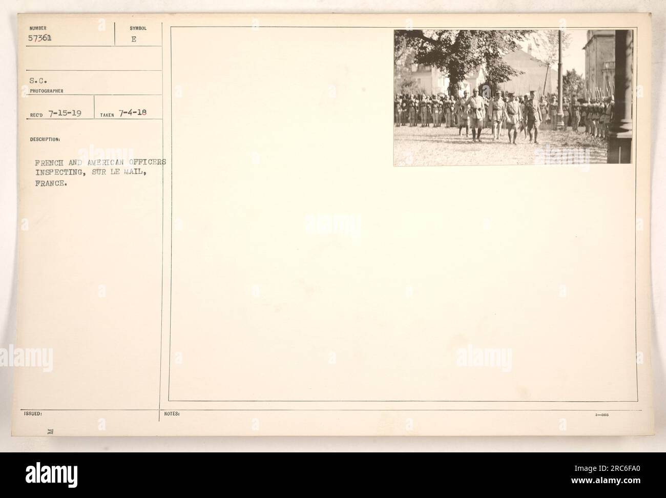 Ufficiali francesi e americani che ispezionavano le operazioni militari a Sur le mail, in Francia durante la prima guerra mondiale. La foto è stata scattata il 4 luglio 1918 e cattura lo sforzo collaborativo tra le due nazioni. Foto Stock