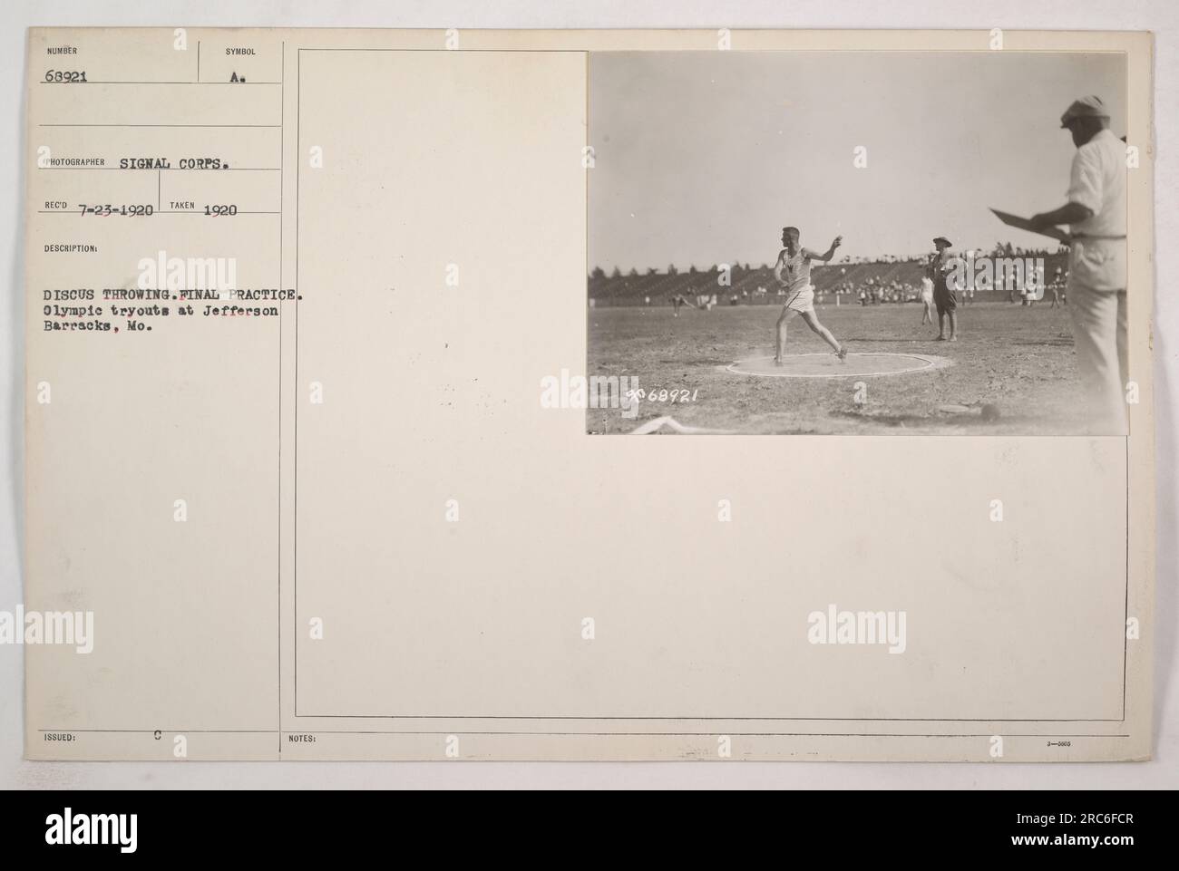 Soldato che pratica il lancio del disco come parte dei provini olimpici a Jefferson Barracks, Missouri nel 1920. Questa fotografia, scattata dal Signal Corps, cattura la pratica finale prima dell'evento. Fotografia numero 68921, simbolo RECO 7-23-1920, rilasciata con la descrizione "lancio del disco". Ulteriori note includono 3068921. Foto Stock