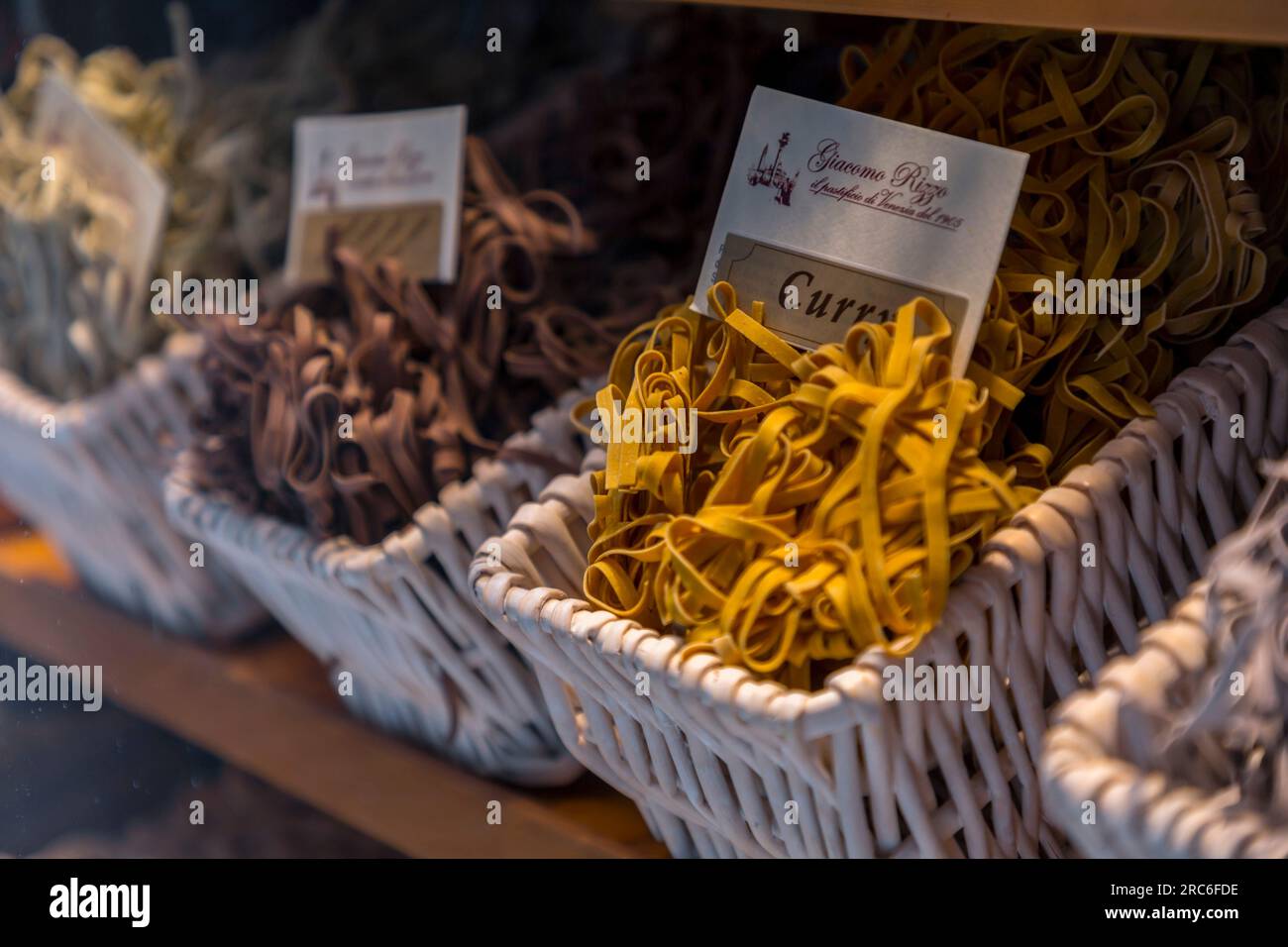 Venezia, Italia - 4 aprile 2022: Pasta tradizionale italiana esposta alla vetrina di un negozio di pasta locale a Venezia, Veneto, Italia. Foto Stock