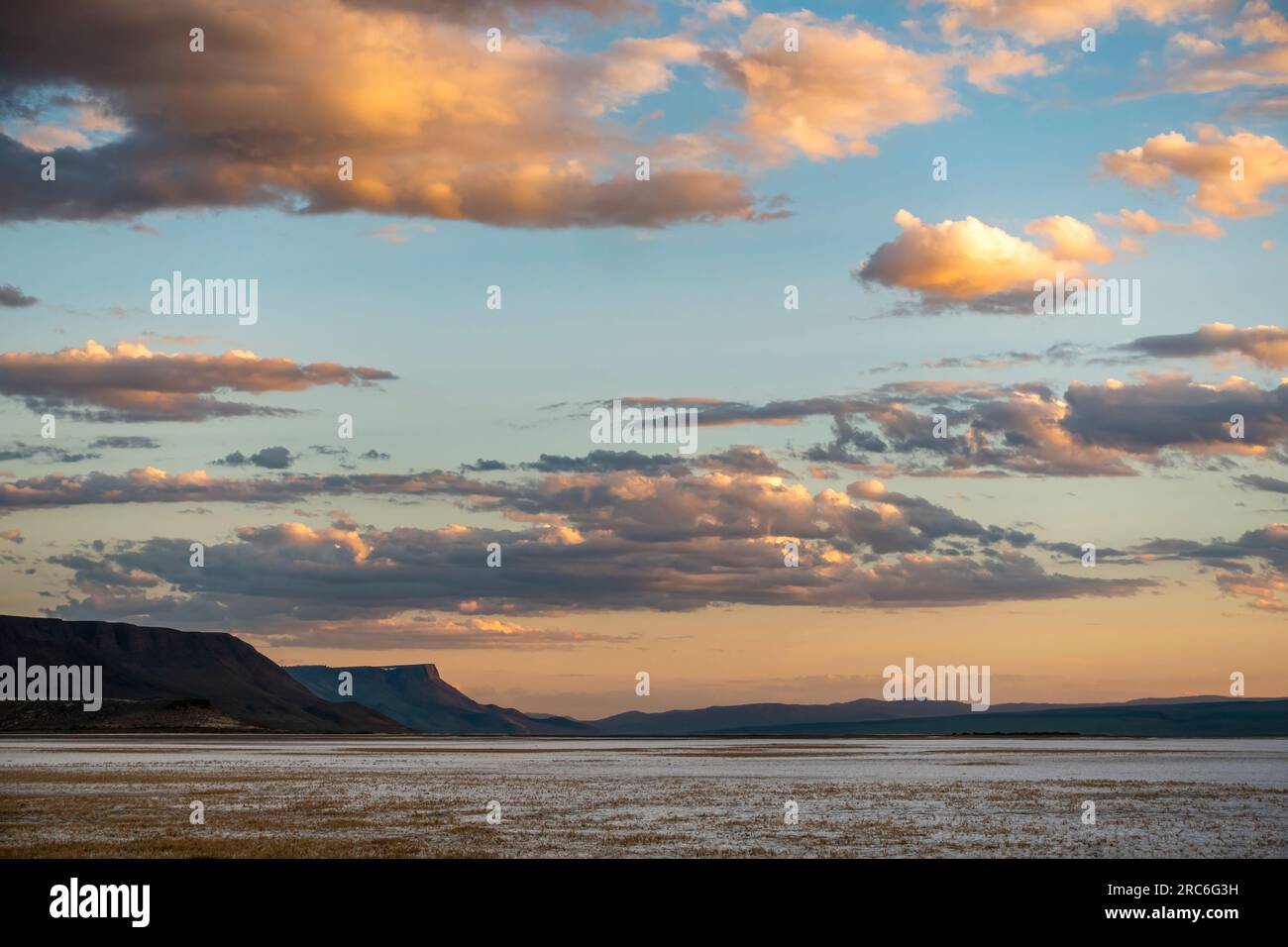 Tramonto sul lago Abert, una mecca per gli uccelli migratori. Il suo futuro è a rischio per molte ragioni. Foto Stock