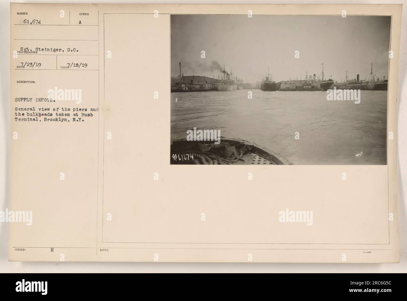 Acquisizione di immagini di depositi e moli di rifornimento presso il Bush Terminal di Brooklyn, New York. Foto scattata dal sergente Steiniger, S.C. il 18/7/19. La foto, identificata con il numero 61.674, fornisce una visione generale dei pilastri e delle paratie nell'area. Foto Stock