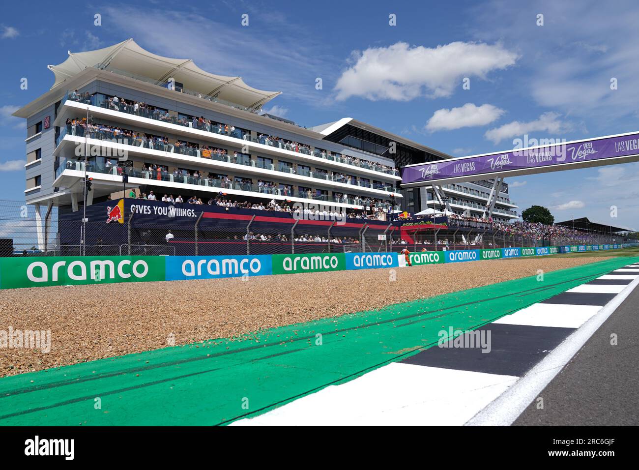 Hilton Garden Inn Silverstone il giorno della gara, gli ospiti dell'hotel sui balconi durante la FORMULA 1 ARAMCO BRITISH GRAND PRIX 2023 al circuito di Silverstone, Silverstone, Regno Unito il 9 luglio 2023 Foto Stock