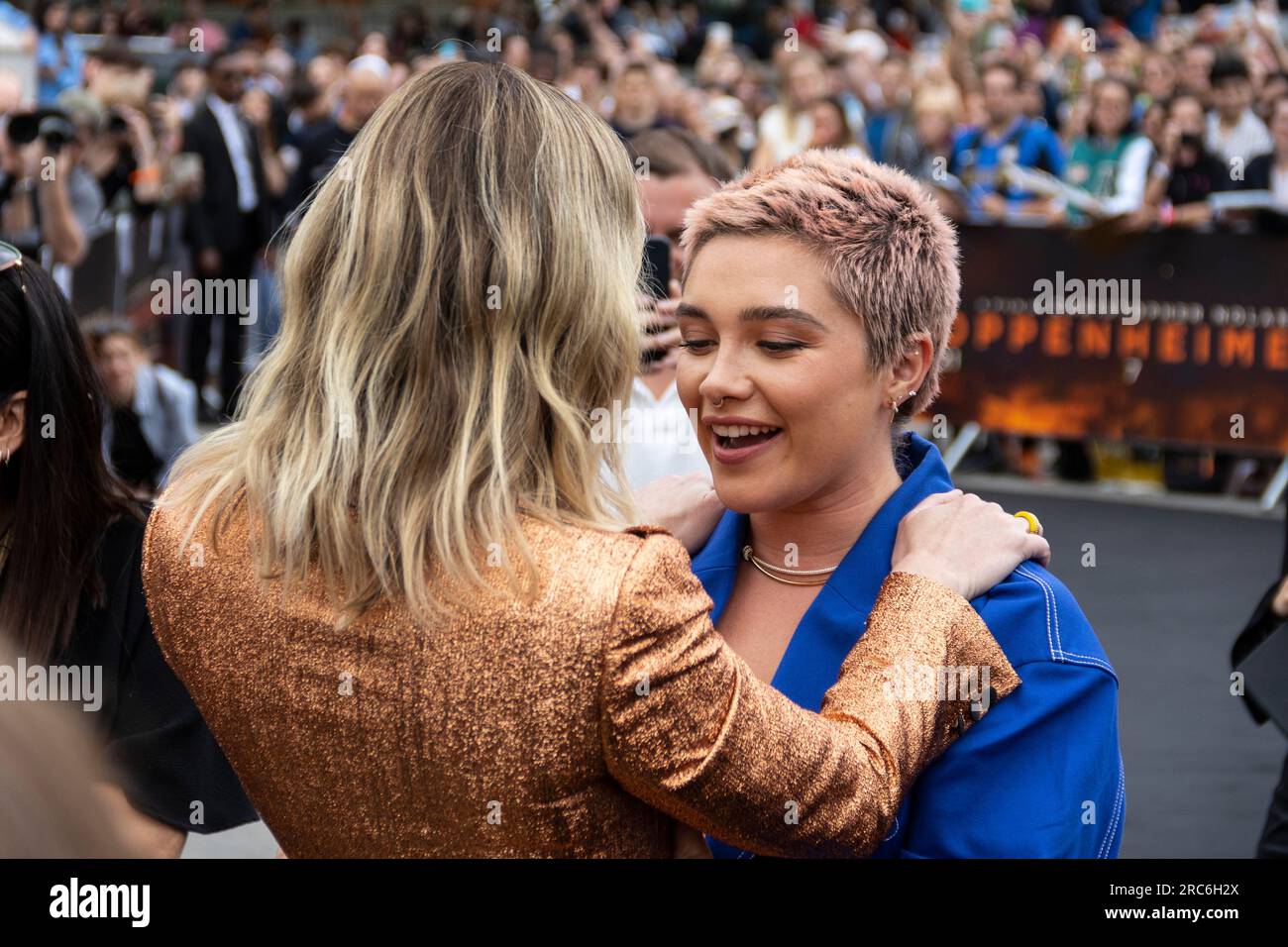 Londra, Regno Unito. 12 luglio 2023. Florence Pugh ed Emily Blunt alla prima di Oppenheimer. La prima di Oppenheimer si svolge a Trafalgar Square, Londra. I fan e i membri del cast si riuniscono mentre anticipano con impazienza l'uscita del film nei cinema il 21 luglio. Crediti: Sinai Noor/Alamy Live News Foto Stock