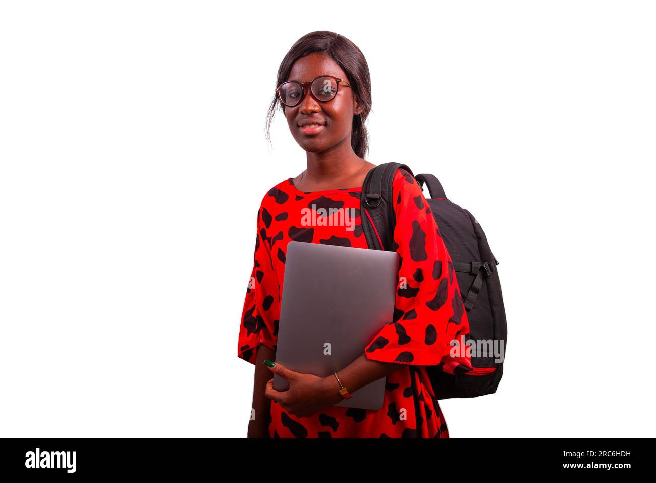 Studentessa africana che indossa uno zaino e tiene in mano il laptop, foto con sfondo bianco Foto Stock