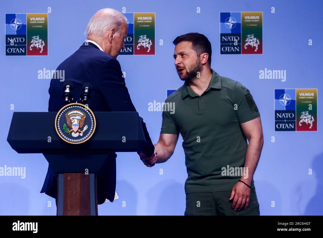 12 luglio 2023, Vilnius, Lituania: Stati Uniti Il presidente JOE BIDEN stringe la mano con il presidente ucraino VOLODOMYR ZELENSKYY durante la dichiarazione del G7 di sostegno congiunto per l'Ucraina al vertice della NATO presso il LITEXPO Lituano Exhibition and Congress Center. (Immagine di credito: © Beata Zawrzel/ZUMA Press Wire) SOLO USO EDITORIALE! Non per USO commerciale! Foto Stock