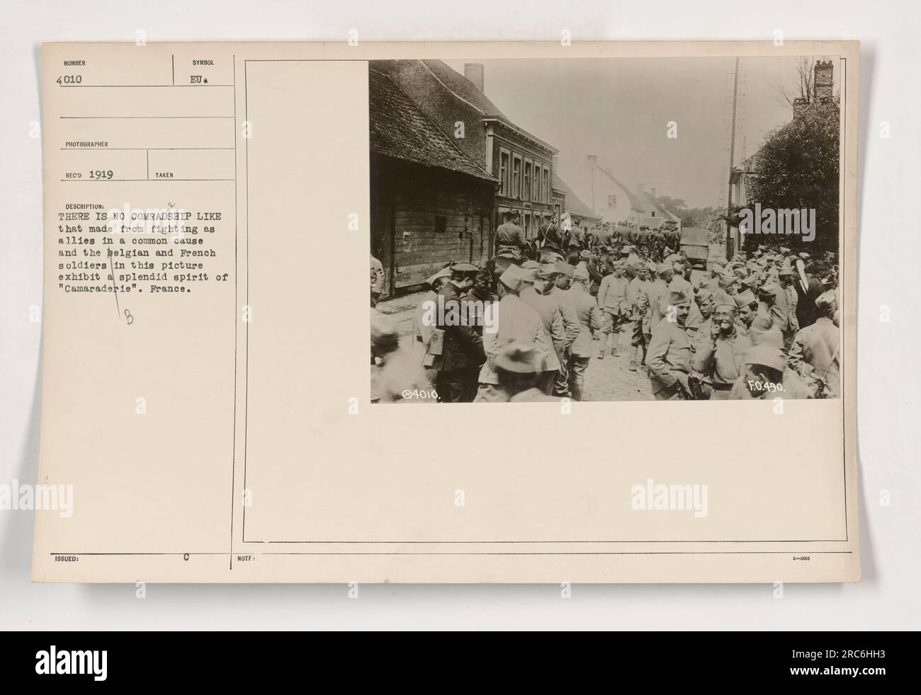 I soldati belgi e francesi mostrano un forte cameratismo in questa fotografia, scattata in Francia durante la prima guerra mondiale L'immagine illustra il legame forgiato attraverso la lotta come alleati in una causa comune. La fotografia è stata scattata nel 1919 dal fotografo REOD ed è associata al numero di riferimento 111-SC-4010. Foto Stock
