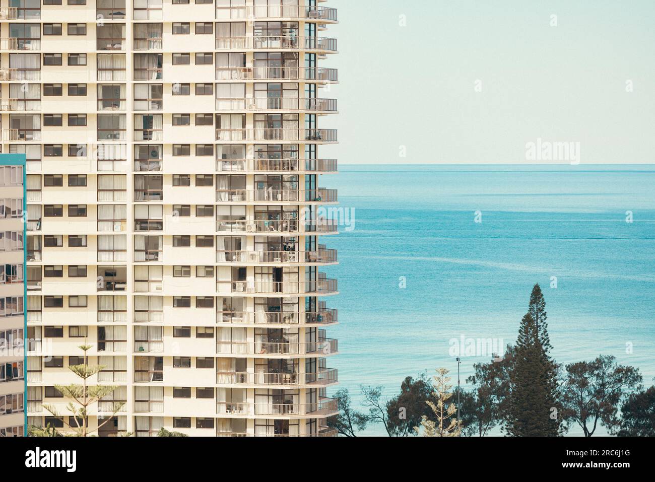 Sezione di un alto edificio di appartamenti vicino alla spiaggia nella città di mare. Surfers Paradise, Queensland, Australia Foto Stock