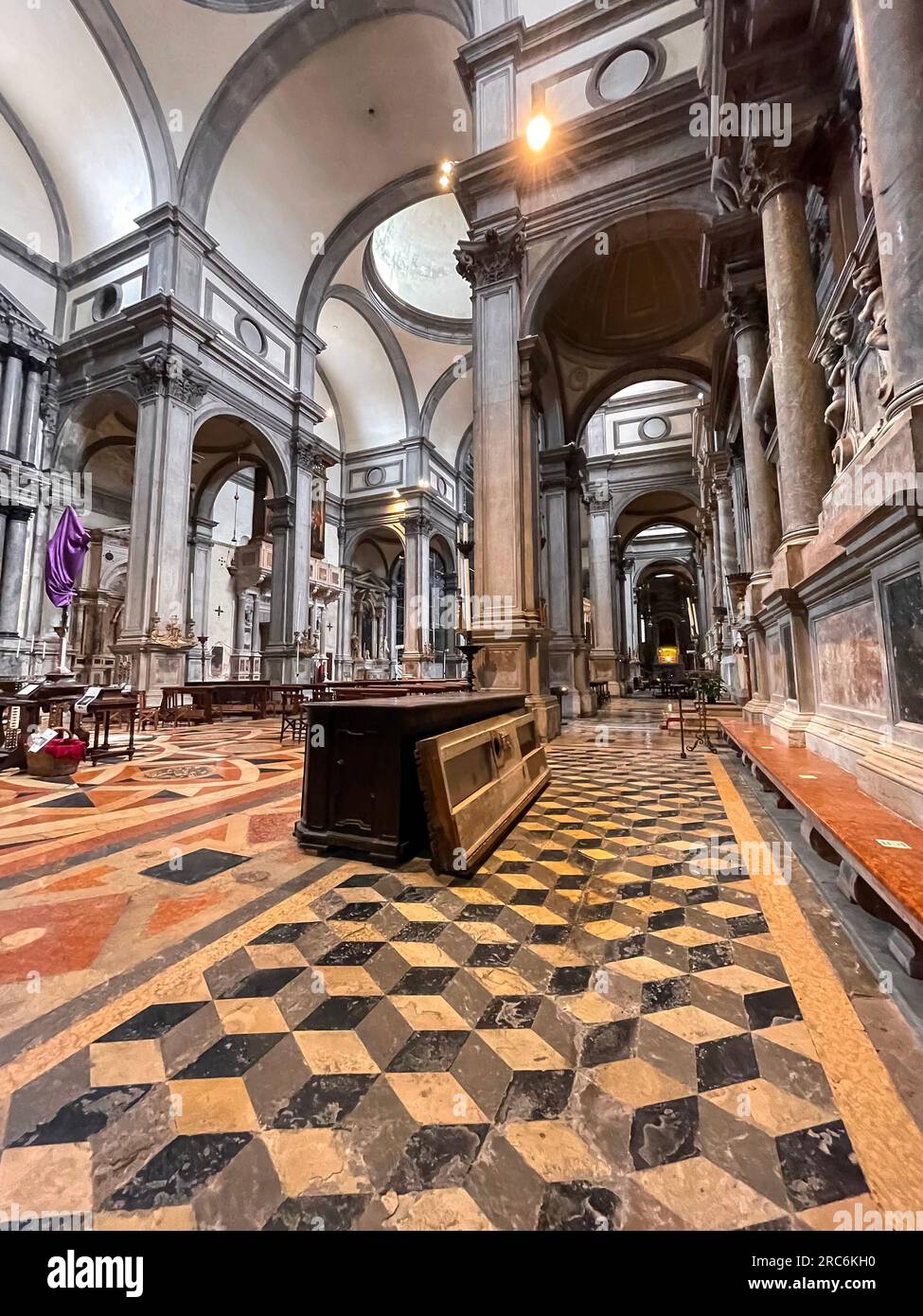 Venezia, Italia - 2 aprile 2022: Vista interna dalla Chiesa di San Salvador al campo San Salvador a Venezia, Italia Foto Stock