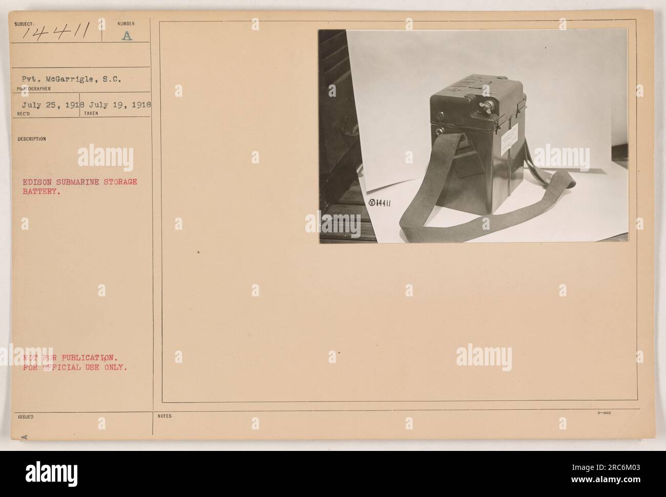 Privato McGarrigle, della S.C., fotografato il 25 luglio 1918. L'immagine mostra una batteria di stoccaggio sottomarino Edison. La fotografia è contrassegnata con "non destinato alla pubblicazione" ed è destinata esclusivamente all'uso ufficiale. Tali informazioni sono riportate nel documento ufficiale rilasciato. Foto Stock
