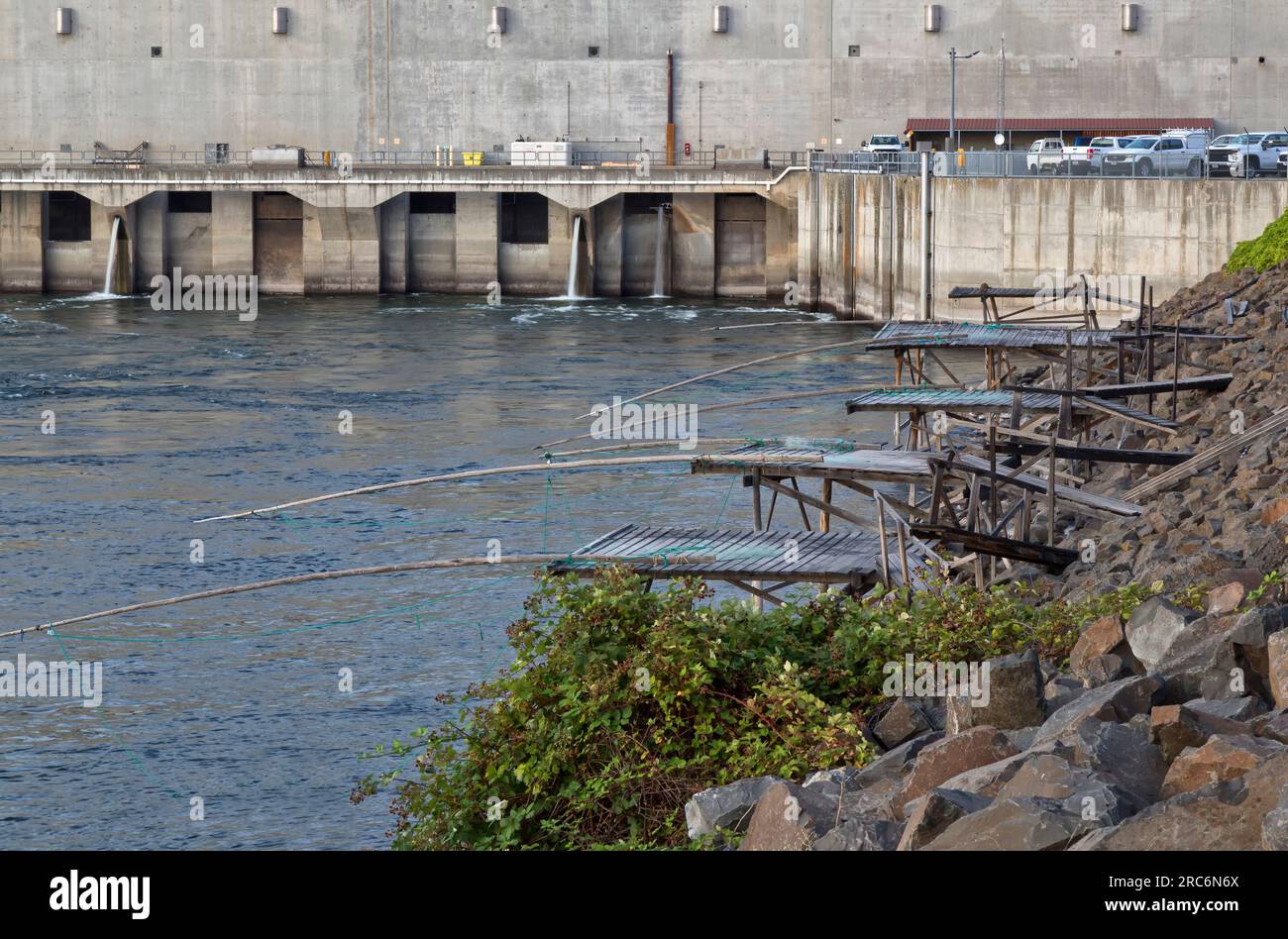 Piattaforme per la pesca delle tribù native, reti da immersione dei nativi americani, bastoni di accesso, John Day Lock & Dam che attraversa il fiume Columbia tra Oregon e Washington. Foto Stock
