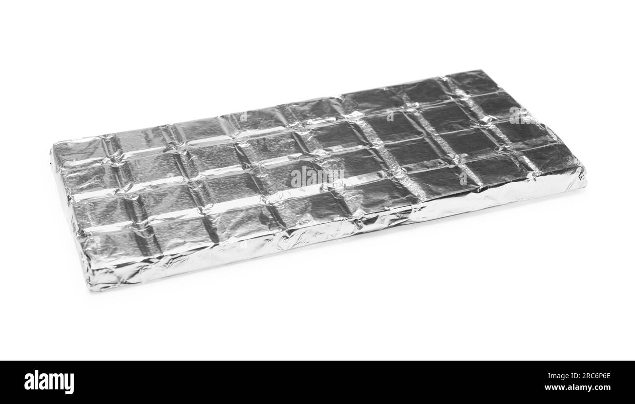 Gustosa barretta di cioccolato avvolta in una lamina isolata su bianco Foto Stock