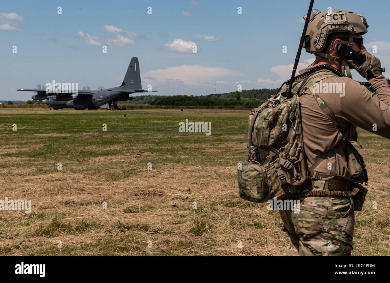 Un Commando II, assegnato al 352d Special Operations Wing, controlla l'atterraggio degli aerei come MC-130J Commando II, si prepara per un punto di rifornimento di area avanzata durante l'addestramento di integrazione aerea-terra delle operazioni speciali vicino a Daugavpils, Lettonia, il 28 giugno 2023. La prontezza operativa è fondamentale per i partenariati, la risposta alle crisi, la deterrenza e il sostegno agli Alleati e ai partner. (Capitano Kaitlyn Danner) Foto Stock
