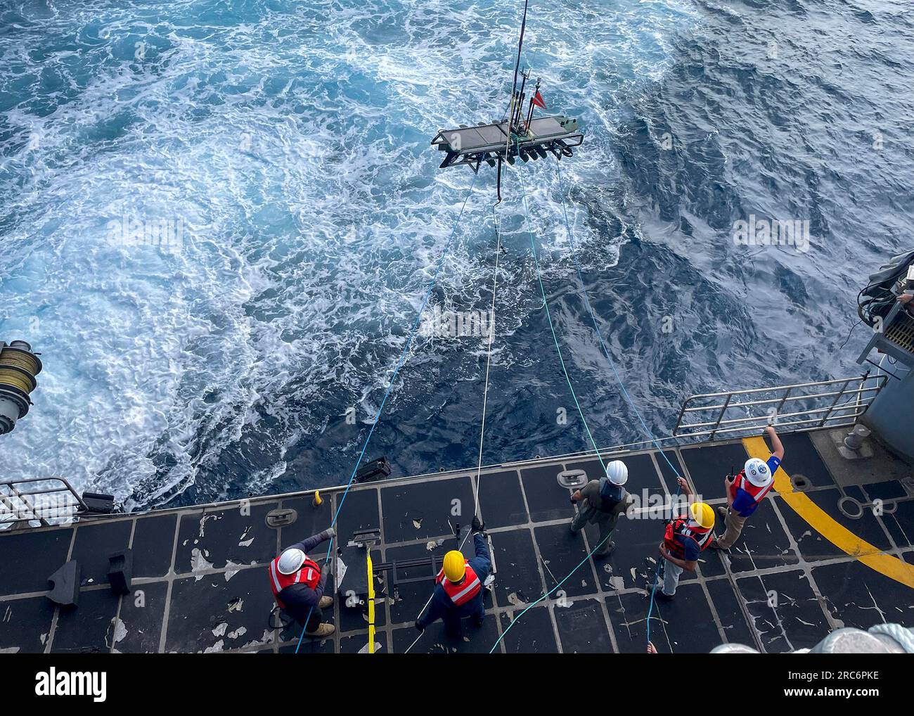 MAR DEI CARAIBI (30 giugno 2023) marinai e marinai civili lanciano un veicolo Wave Glider Unmanned Surface dalla fantail della nave da trasporto veloce USNS Burlington (T-EPF 10) come parte dell'UNITAS U.S. Naval Forces Southern Command/U.S. 4th Unmanned Integration Campaign. UNITAS è l’esercizio marittimo più longevo al mondo. Ospitato quest'anno dalla Colombia, riunisce forze multinazionali di 20 nazioni partner, tra cui 26 navi da guerra/vascelli, tre sottomarini, 25 aerei (ala fissa/elicottero) e circa 7.000 persone. L'esercitazione addestra le forze nel settore marittimo congiunto Foto Stock