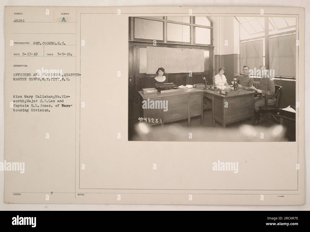 Gli ufficiali e il personale del Quartermaster Corps di New York posano per una foto. Signorina Mary Callaham, signor Elsworth, maggiore J.E. Lee, e il capitano E.L. Jones, tutti della Warehousing Division, sono presenti nell'immagine. Questa foto è stata scattata il 5 maggio 1919 dal fotografo Sot. Coombs, ed è numerata 48251 nella collezione. Foto Stock