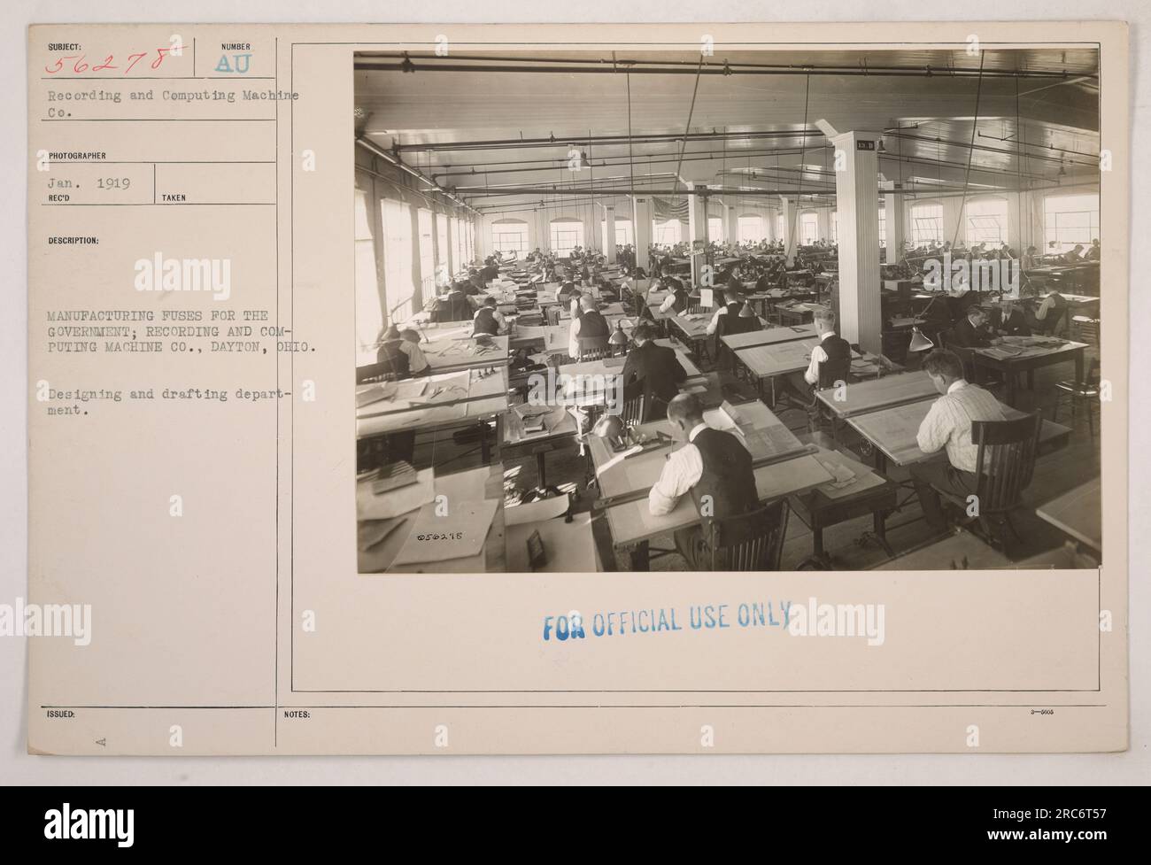 I lavoratori della Recording and Computing Machine Co. Di Dayton, Ohio, fabbricano fusibili per il governo durante la prima guerra mondiale. Questa foto, scattata nel gennaio 1919, mostra il reparto progettazione e redazione dell'azienda. Nota: Questa immagine è destinata esclusivamente all'uso ufficiale. Foto Stock